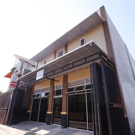 Отель Super Oyo 1506 Shabrina 2 Syariah Surakarta  Экстерьер фото