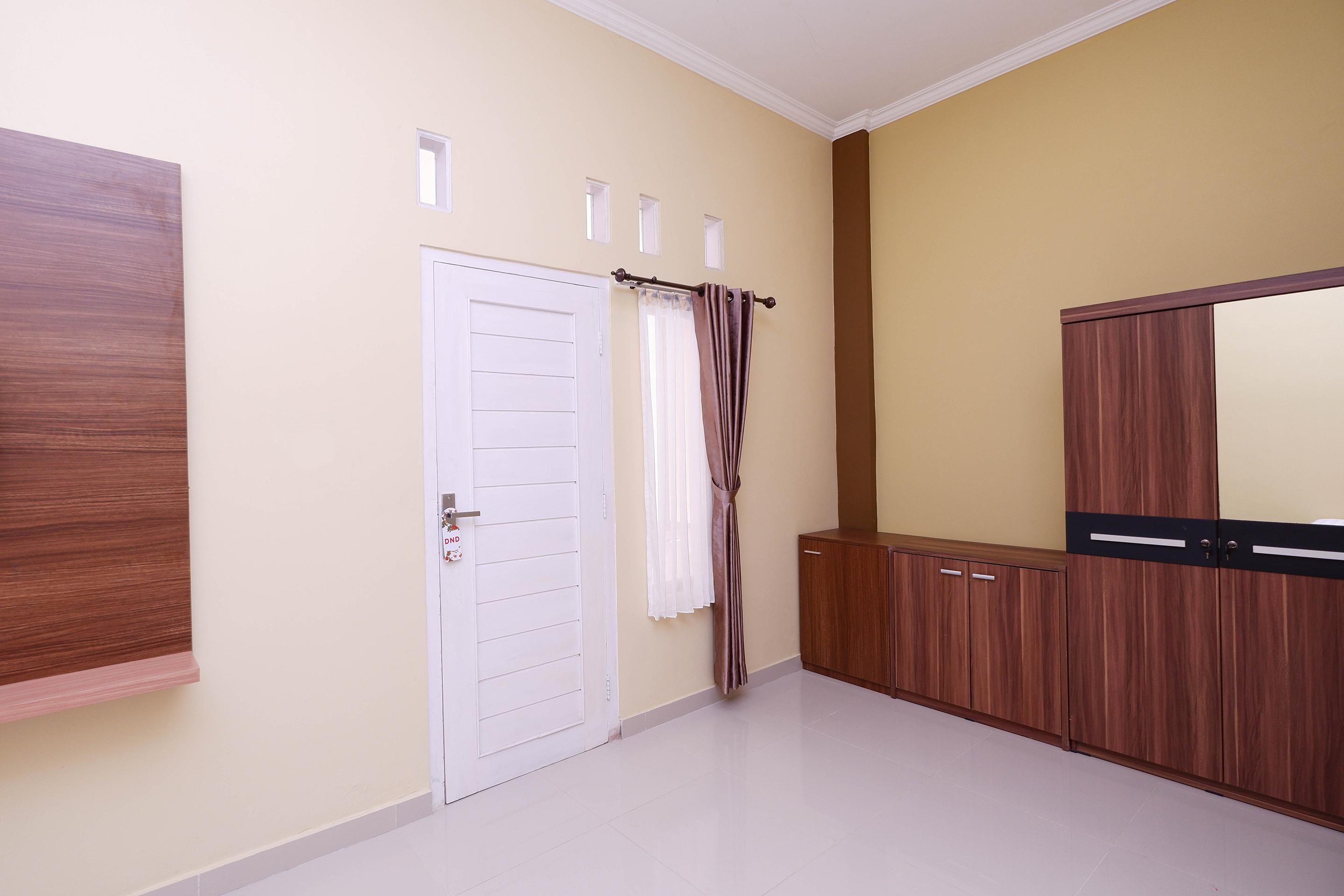 Отель Super Oyo 1506 Shabrina 2 Syariah Surakarta  Экстерьер фото