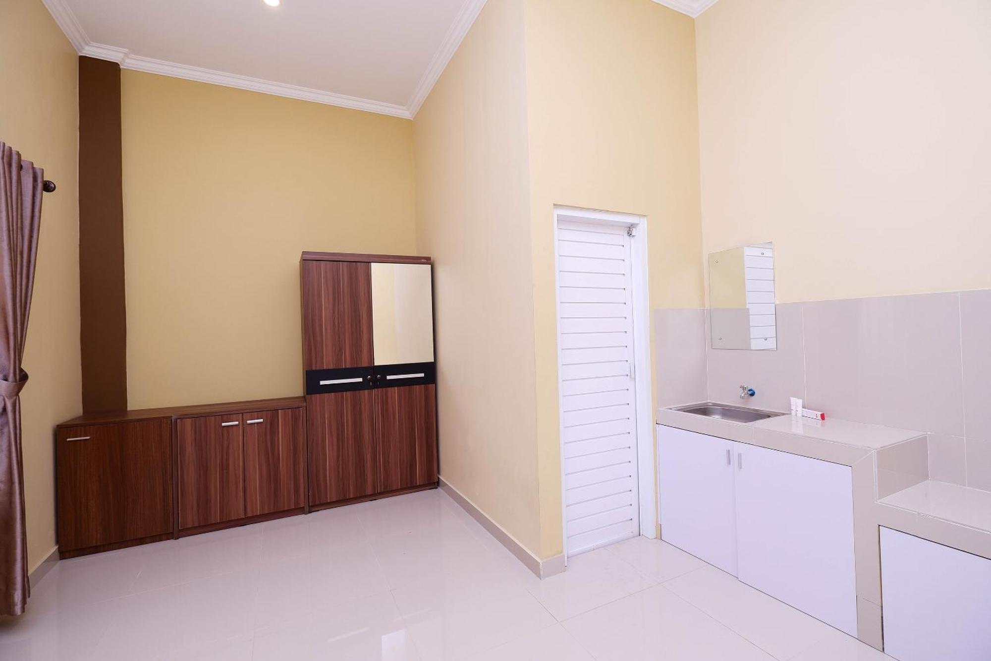 Отель Super Oyo 1506 Shabrina 2 Syariah Surakarta  Экстерьер фото