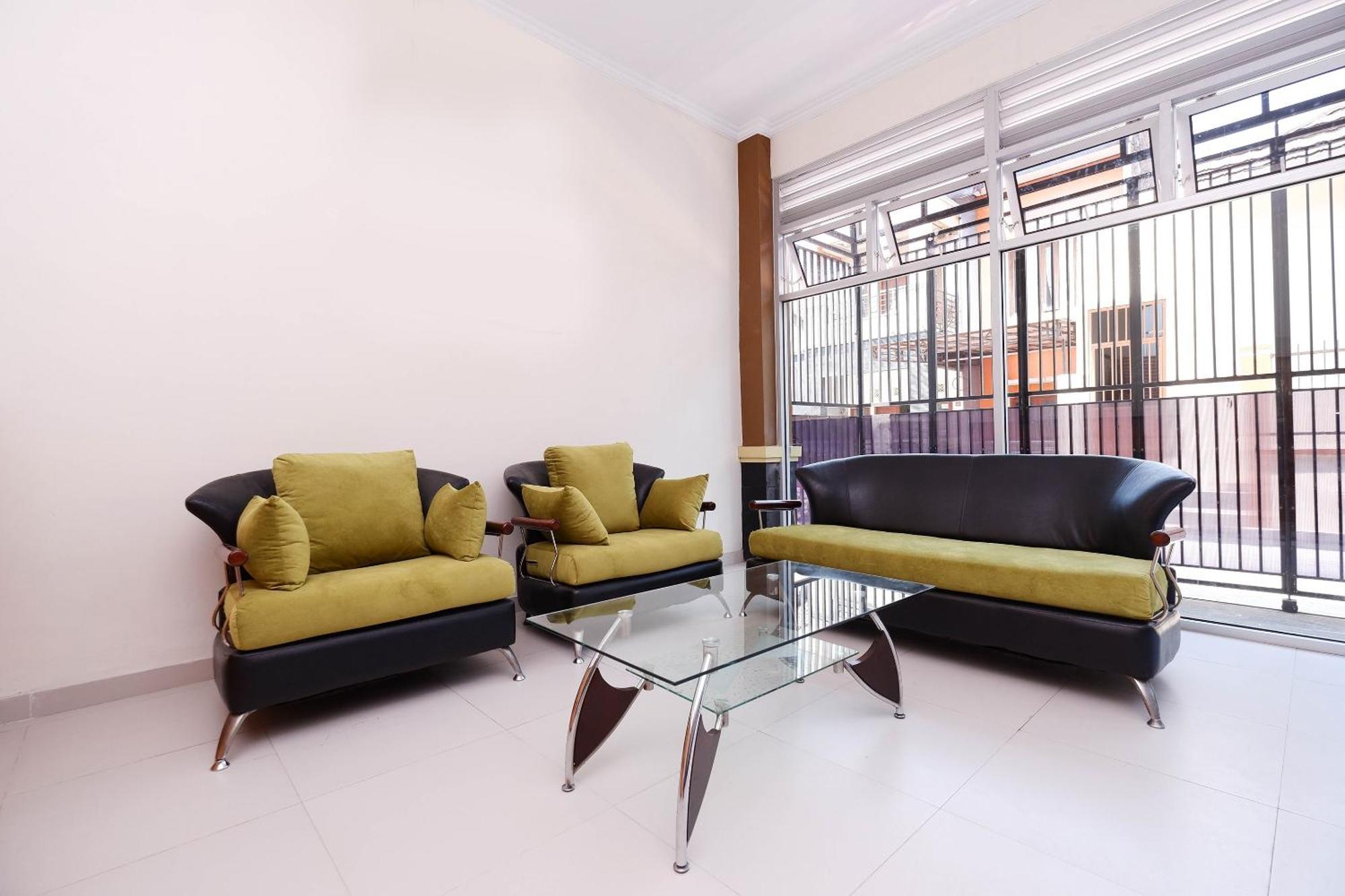 Отель Super Oyo 1506 Shabrina 2 Syariah Surakarta  Экстерьер фото